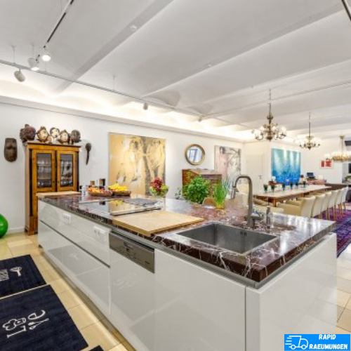 Moderne Küche mit Deko und Esstisch