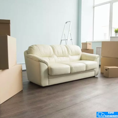 Wohnzimmer mit Kartons und Ledercouch